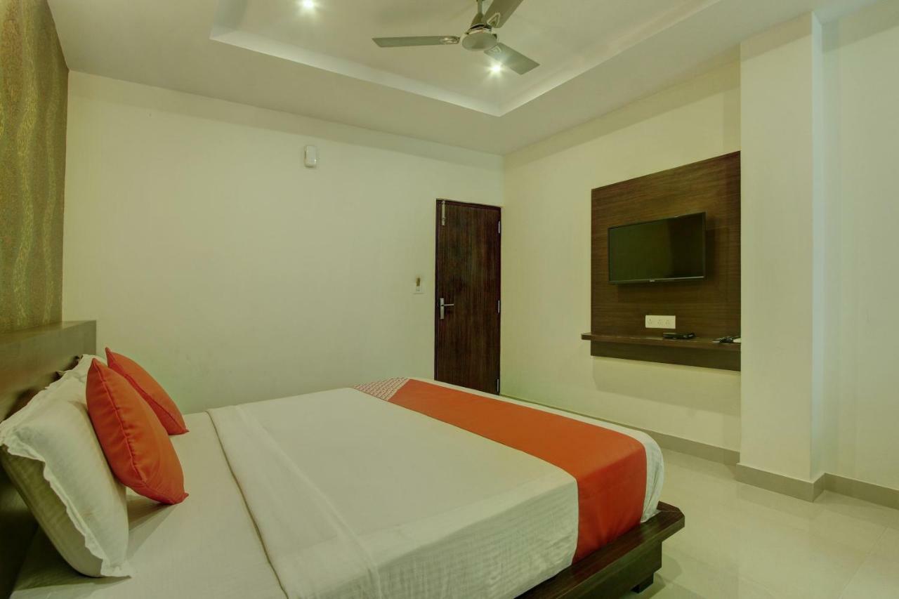 Capital O Hotel Samanvi International Belur  Eksteriør billede